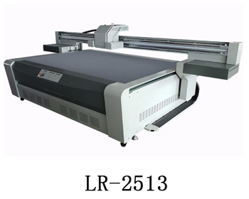 LR-2513通常我們也稱(chēng)為萬(wàn)能打印機(jī)，他是根據(jù)國(guó)際標(biāo)準(zhǔn)尺寸而來(lái)，加上這種uv機(jī)器不收材質(zhì)約束，差不多什么都可以打印，通常我們也稱(chēng)之為萬(wàn)能打印機(jī)